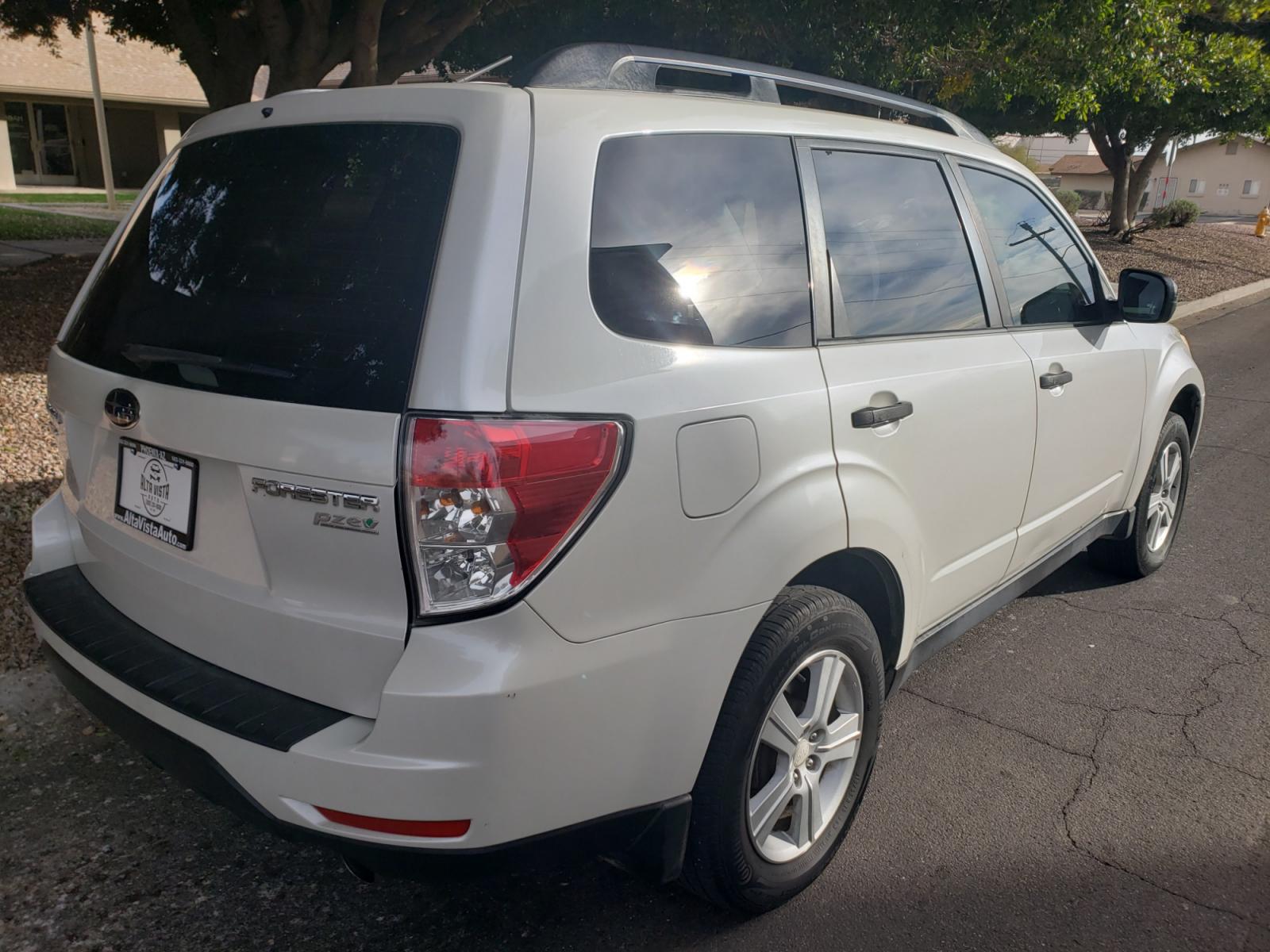 2010 WHITE /gray Subaru Forester (JF2SH6BC3AH) with an 2.4L L4 DOHC 16V engine, 5-Speed Automatic transmission, located at 323 E Dunlap Ave., Phoenix, AZ, 85020, (602) 331-9000, 33.567677, -112.069000 - 2010 Subaru Forester,......EXCELLENT condition,.... Ice Cold A/C, Gray interior with lite gray cloth seats in near perfect condition, New brakes, Tune up, Stereo/CD Player, Satellite compatible, This suv is gorgeous inside and out, Incredible gas mileage! Arizona title , Runs and Drives Excellent... - Photo #3